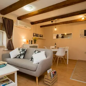 Studio Malú , Pola Croazia